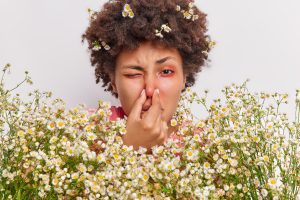 mulher com alergia a flores. problemas respiratórios.