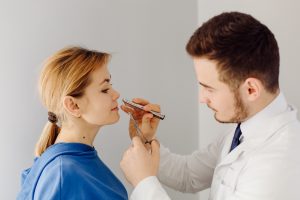 Médico examinando desvio de septo